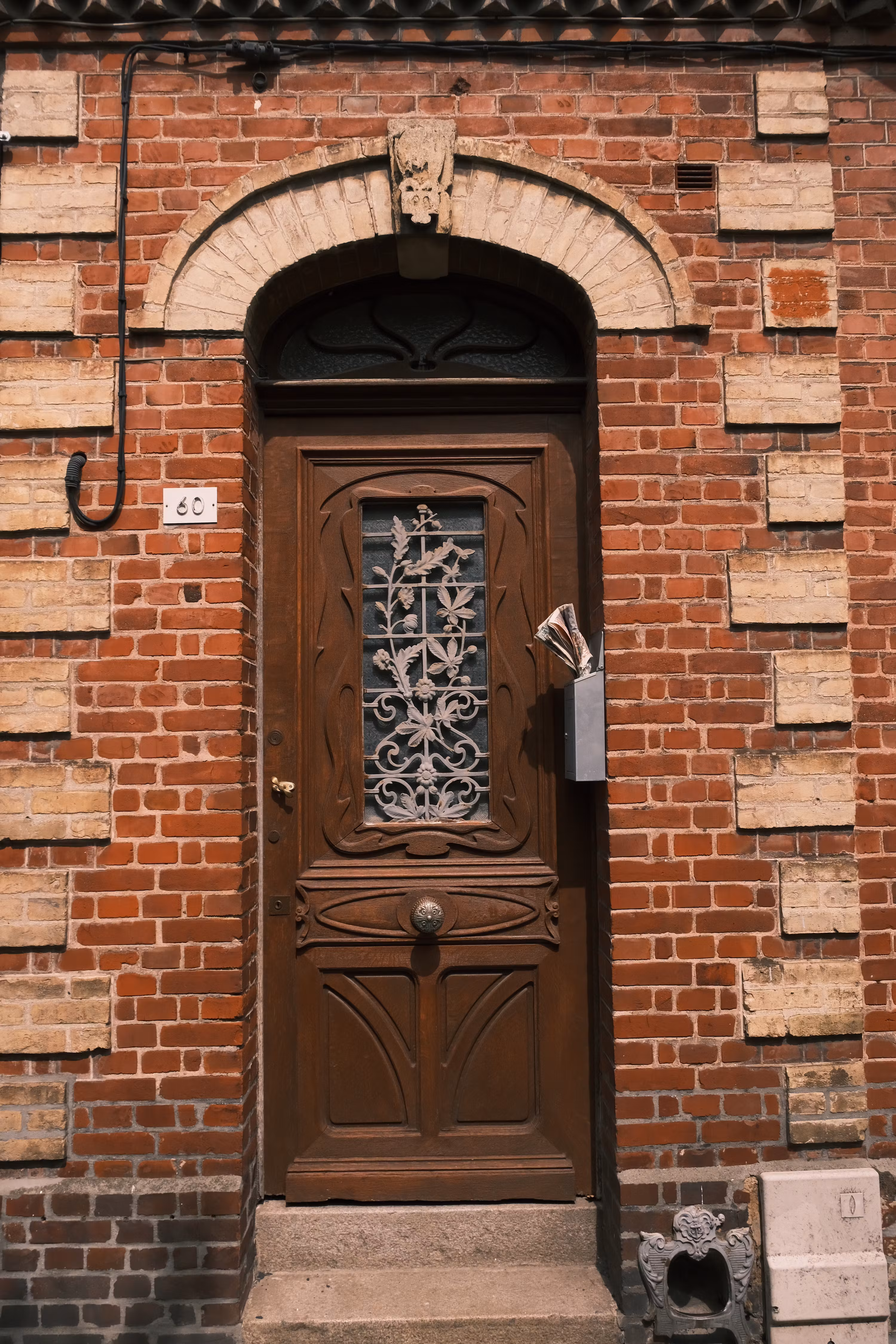 I liked how the mailman just crushed mail to fit the mailbox.