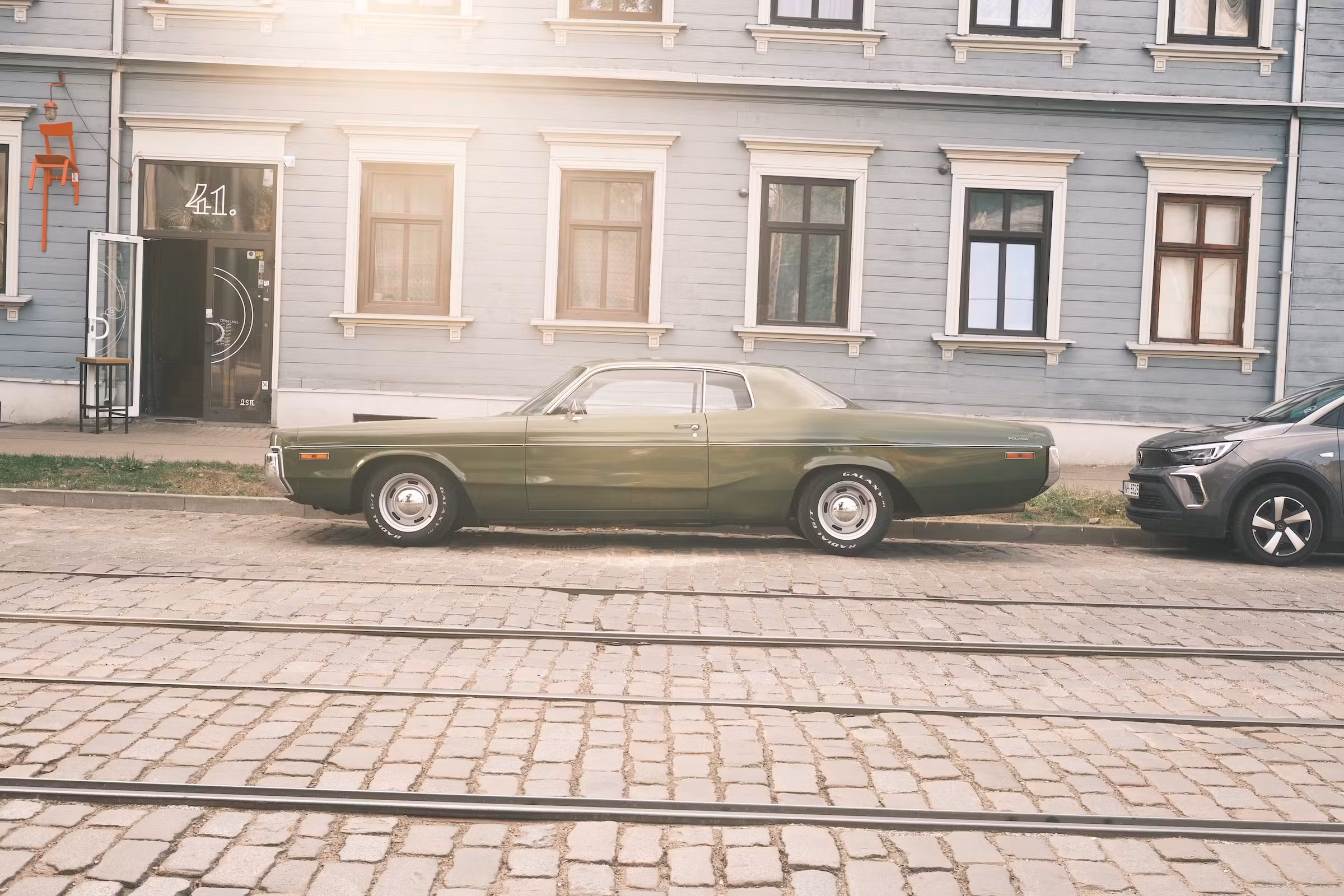 I don't particularly like cars, but I'm always finding myself taking pics of them.