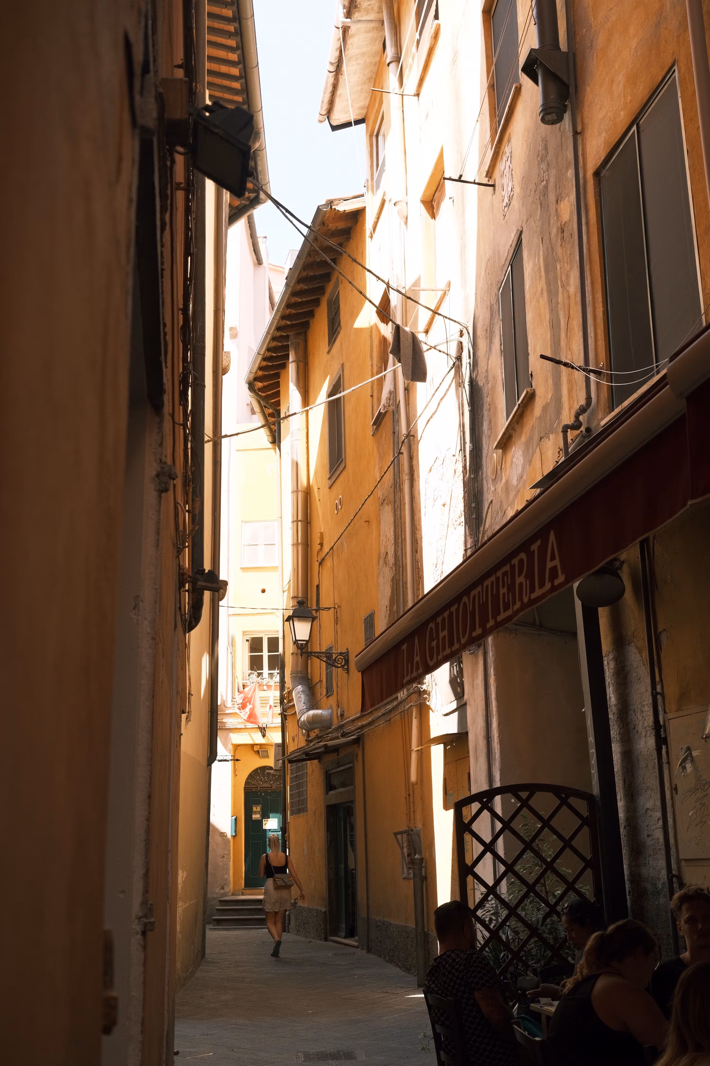 The restaurant with the carbonara is on the right